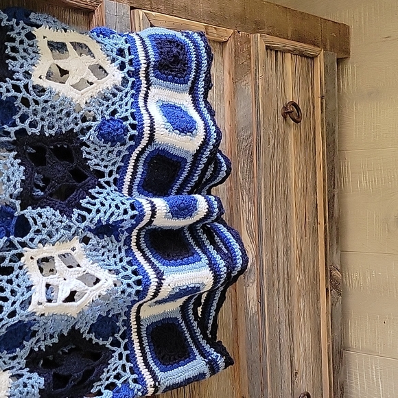 International ExtraTouch Sportswear Co, Crochet sweater.  One size Blue & white - Picture 5 of 7